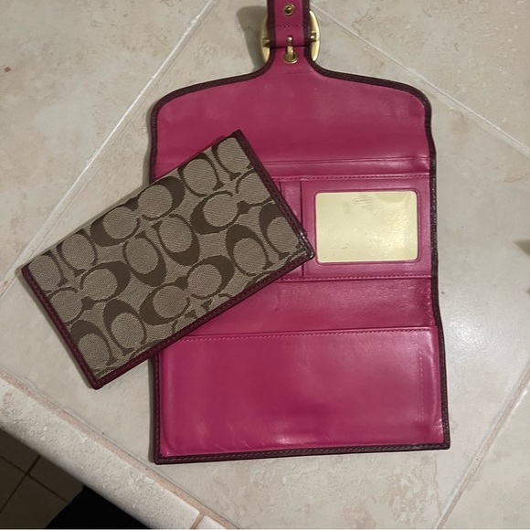 COACH - 40893 - Bleeker dark wine and brown signatures c envelope wallet - EUC - Picture 3 of 9
